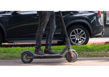 Sancionado con mil euros por pilotar un patinete bebido y desnudo